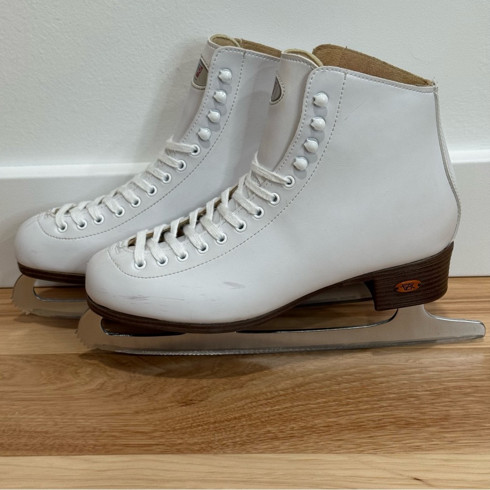 Riedell White Women's Figure Skates - Classic High-Cut Leather - Picture 4 of 12